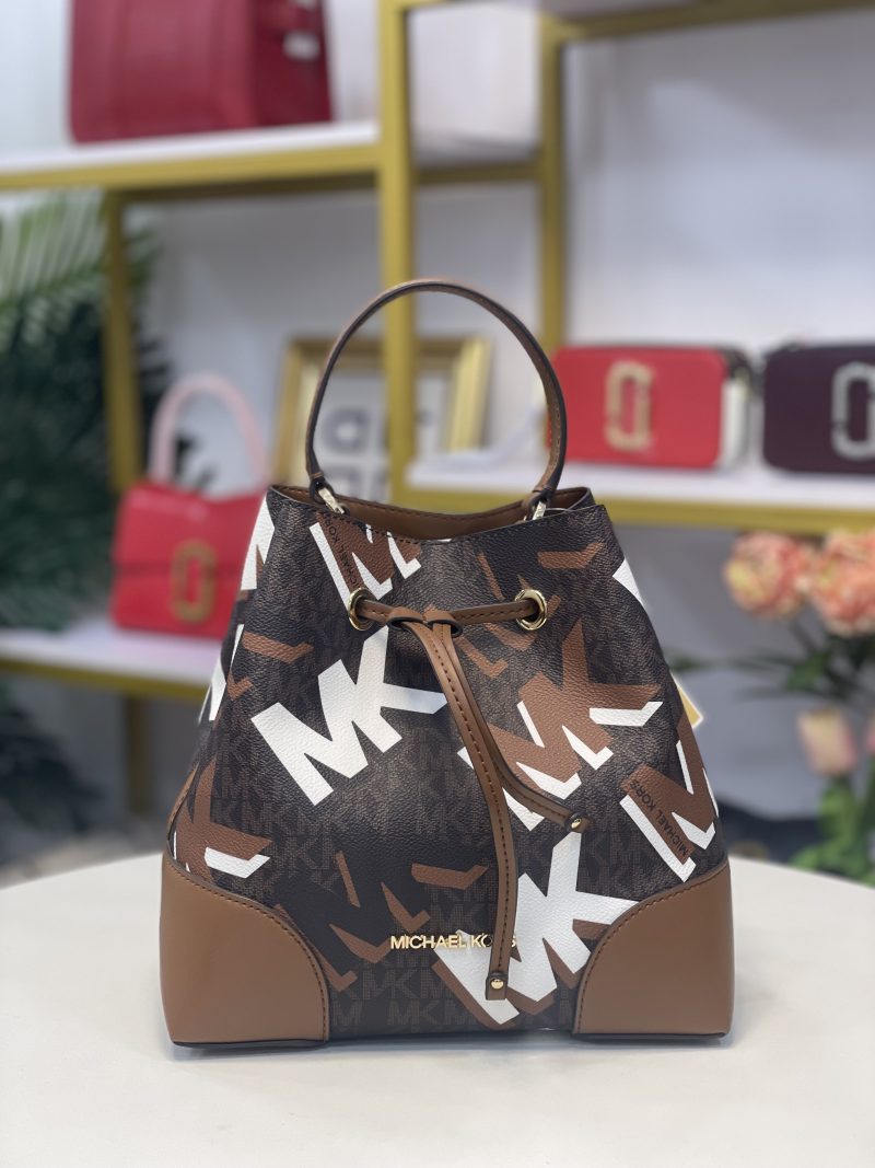 MICHAEL KORS BUCKET BAG